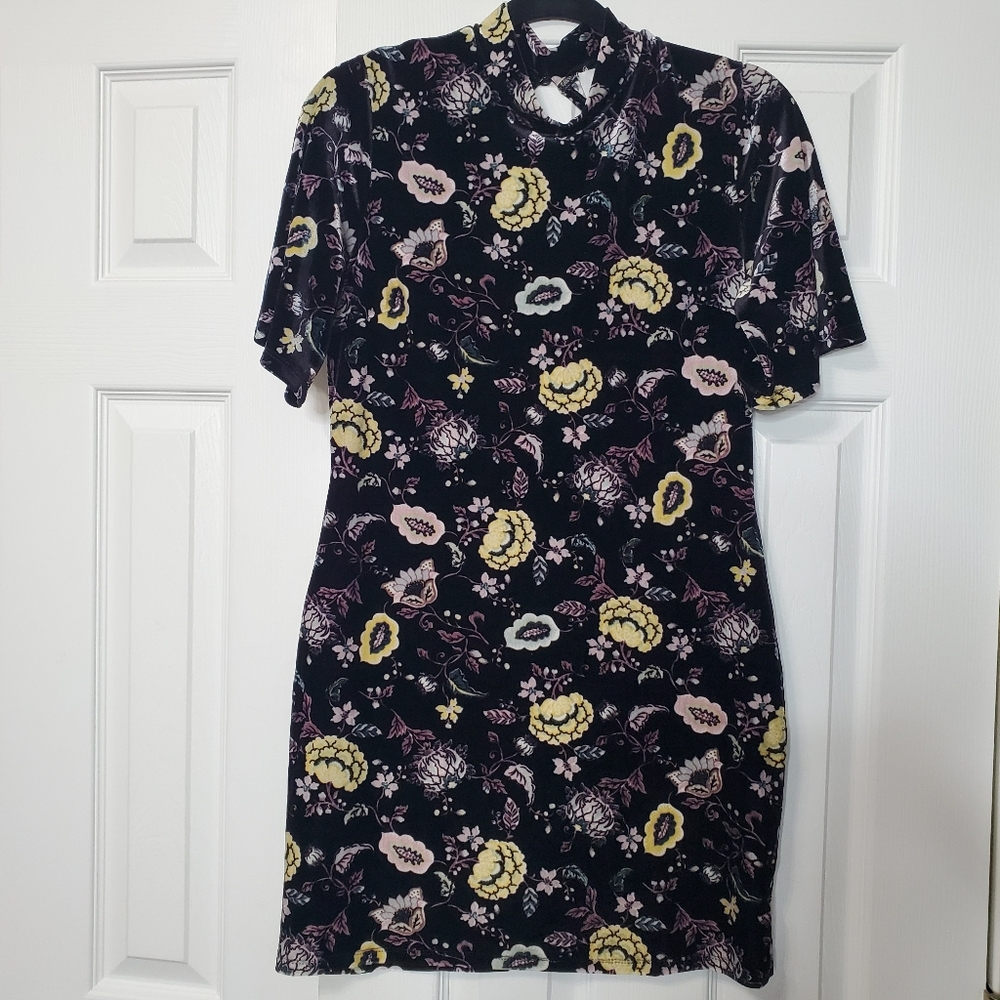 Current project super soft dress black with allover floral short sleeve size med